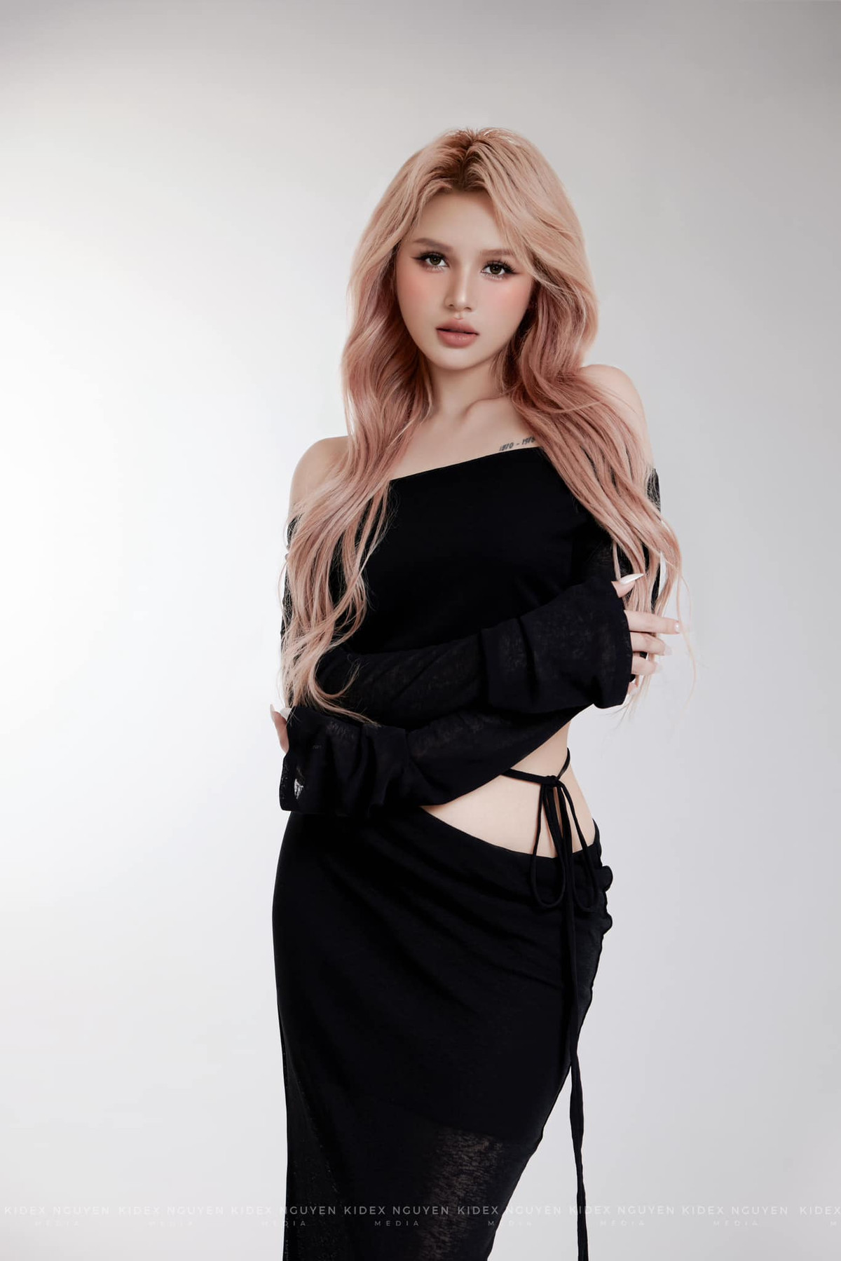 Thời gian gần đây, Xoài Non - Gil Lê còn bị "tóm dính" chuyện đã về ra mắt gia đình. Chuyện tình cảm của cặp đôi nhận được sự ủng hộ từ người hâm mộ.