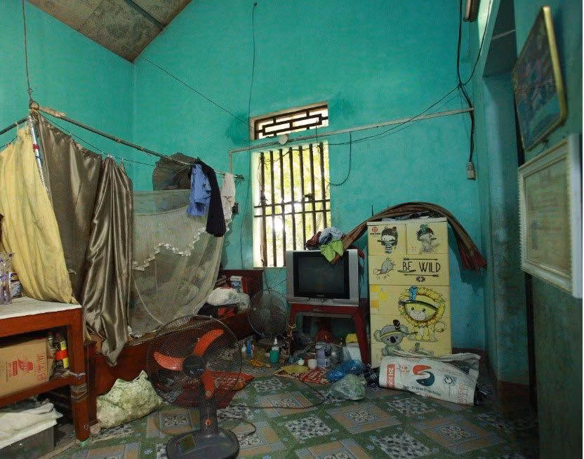 May mắn là bên cạnh số ít những lời gièm pha, gia đình ông Học vẫn được người dân trong thôn thương tình, thường xuyên ủng hộ quần áo, gạo, sữa,... giúp họ vơi bớt khó khăn, tạm đủ đắp đổi qua ngày. (Ảnh: Thanh Niên Việt)