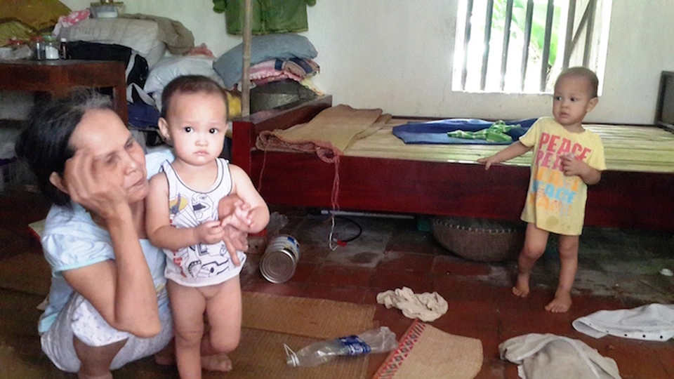 Thời gian thấm thoắt thoi đưa, 14 năm trôi qua, ông Học nay đã 84 tuổi, chị Bích 41. Cặp song sinh ngày nào đã học đến lớp 6, còn bé út học lớp 3. (Ảnh: Dân Trí)