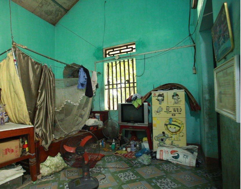 May mắn là bên cạnh số ít những lời gièm pha, gia đình ông Học vẫn được người dân trong thôn thương tình, thường xuyên ủng hộ quần áo, gạo, sữa,... giúp họ vơi bớt khó khăn, tạm đủ đắp đổi qua ngày. (Ảnh: Thanh Niên Việt)