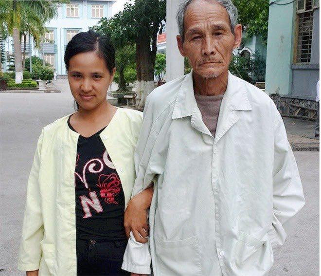 Đám cưới của cặp đôi diễn ra năm 2010, khi đó, ông Học đã 70 còn chị Bích mới 27 tuổi. Chênh lệch tuổi tác quá lớn đã khiến họ phải đối diện với sự cấm cản, gièm pha, song ông Học, chị Bích vẫn quyết tâm đến với nhau. (Ảnh: Facebook)