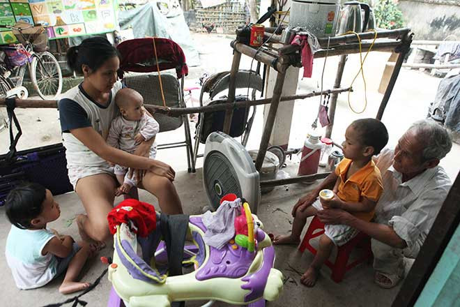 Năm 2012, cặp đôi đũa lệch có một cặp song sinh là bé Ngô Thanh Tiên và Ngô Thanh Thu. Cuộc sống khó khăn khiến 2 vợ chồng đôi khi nảy sinh nhiều mâu thuẫn, nhưng rồi mỗi người nhịn 1 điều, gia đình lại êm ấm thuận hòa. (Ảnh: Dân Trí)