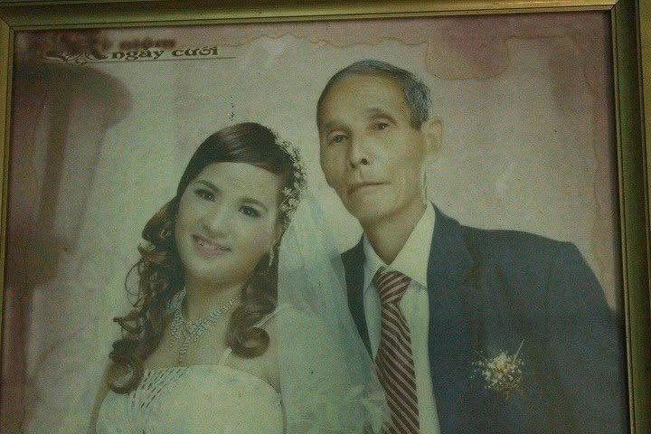 Cách đây chục năm, câu chuyện về cặp đôi đũa lệch bác - cháu từng khiến nhiều người xôn xao. Câu chuyện tình yêu từng khiến nhiều người tò mò cũng gánh không ít dị nghị, lời ong tiếng ve giữa ông Ngô Thanh Học (SN 1940) và chị Nguyễn Thị Bích (SN 1983), ở làng Ngô Khê, xã Bình Nghĩa, huyện Bình Lục, tỉnh Hà Nam. (Ảnh: Facebook)