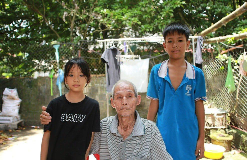 Dù cuộc sống nghèo khó là vậy, nhưng "trộm vía" ông Học và chị Bích có những đứa con ngoan ngoãn, khỏe mạnh, hiểu chuyện. (Ảnh: Thanh Niên Việt)