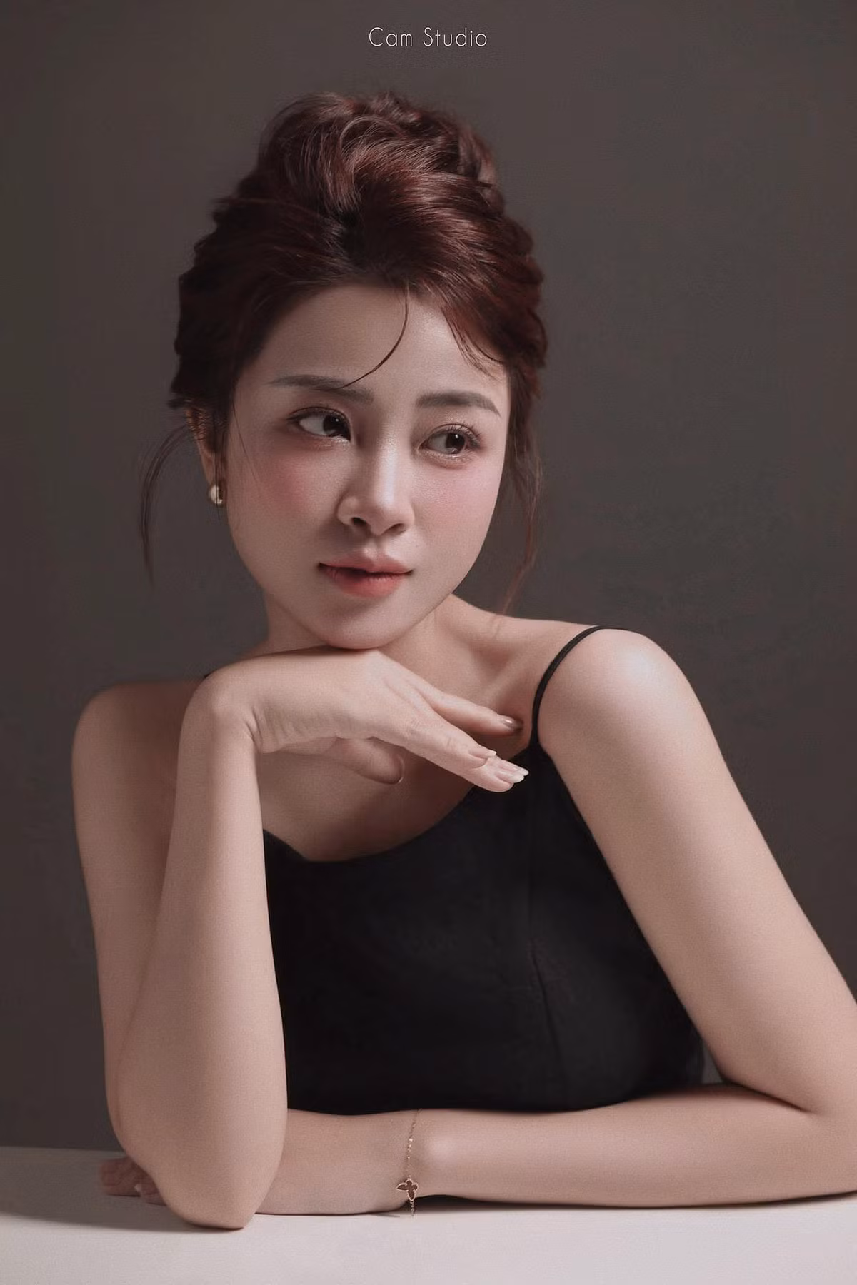 Hiện tại, người đẹp gốc Nghệ An cùng chồng tập trung đầu tư, quản lý một khách sạn ở Cửa Lò, Nghệ An