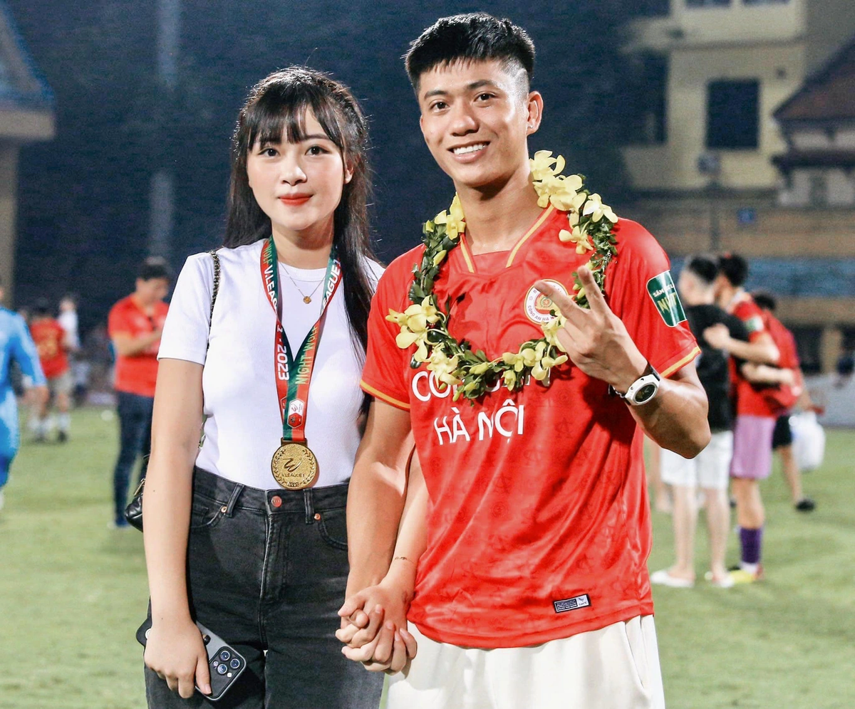 Phan Văn Đức được xem là một trong những cái tên sáng giá đội tuyển bóng đá lứa thế hệ vàng của Việt Nam. Không chỉ được người hâm mộ chú ý bởi tài năng sân cỏ, anh còn khiến mọi người ngưỡng mộ về gia đình và cuộc sống hôn nhân vô cùng viên mãn, hạnh phúc bên vợ cùng với các con của mình.