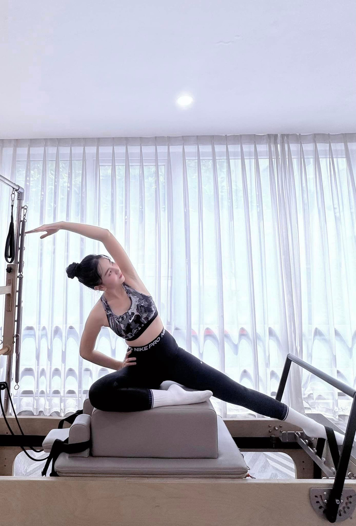 Cô nàng cũng thường luyện tập tại nhà, kết hợp chế độ ăn uống để gìn giữ vóc dáng.