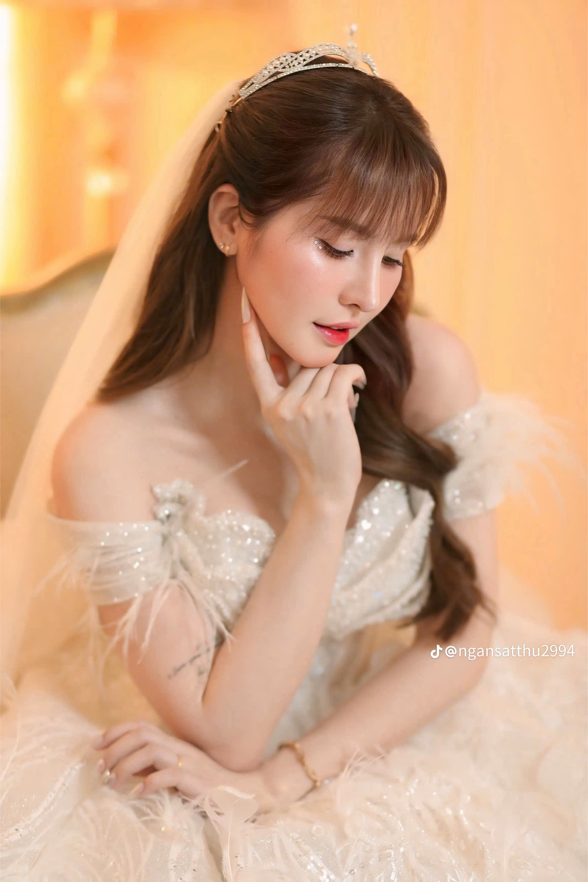 Ngân Sát Thủ cũng bày tỏ không phải vì muốn kết hôn mà đến với người chồng sắp cưới: "Em ở đây không phải chỉ vì cần kết hôn mà muốn cùng anh đi suốt quãng đường còn lại. Cũng không biết sau này tương lai sẽ như thế nào nhưng hãy thật tử tế và cố gắng vì nhau nhé. Cám ơn vì đã yêu thương em, nuông chiều em, chăm sóc em và bảo vệ em." (Ảnh: Ngân Huỳnh)