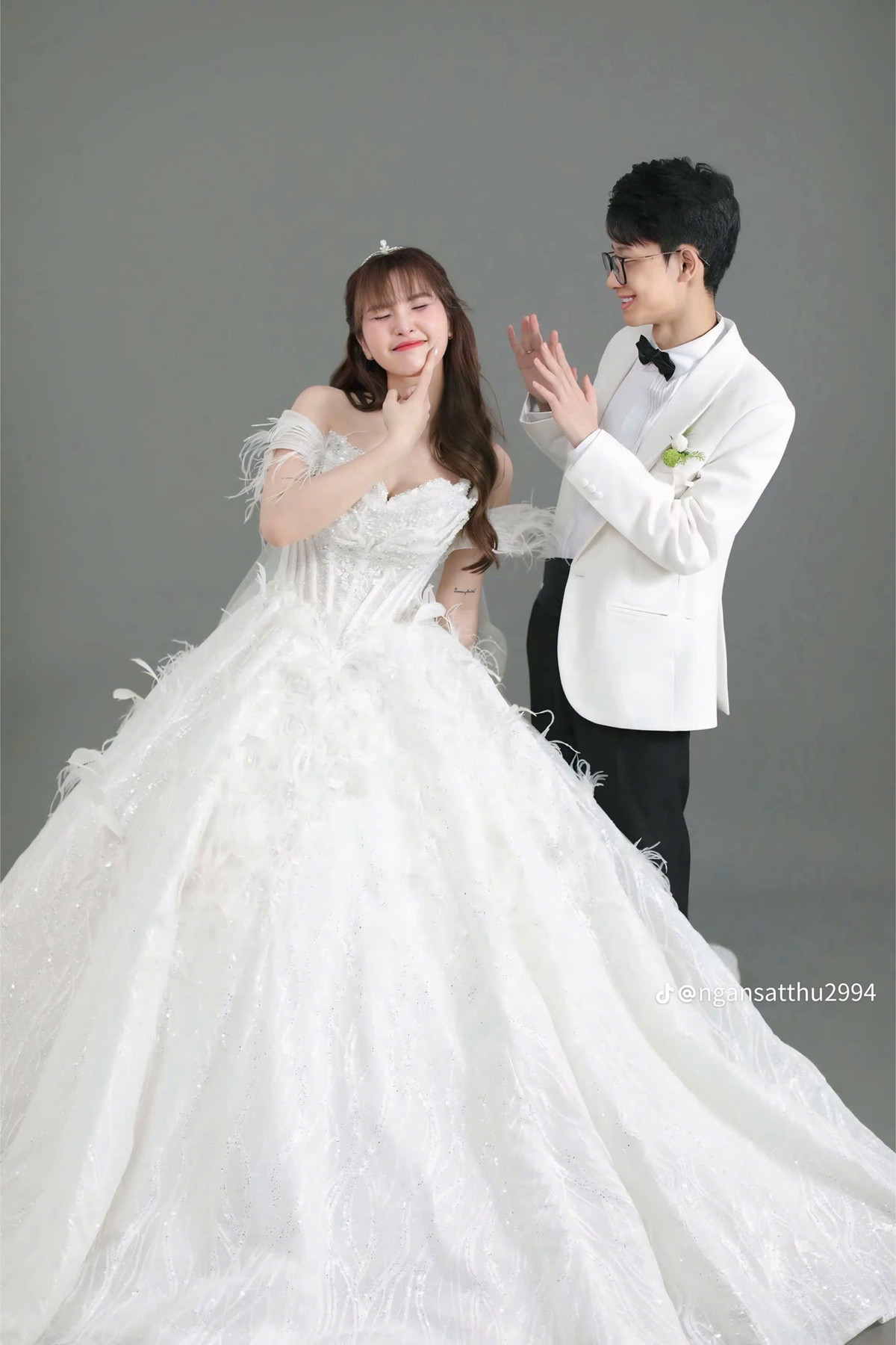 Cặp đôi tạo dáng đáng yêu, ngọt ngào. (Ảnh: Ngân Huỳnh)