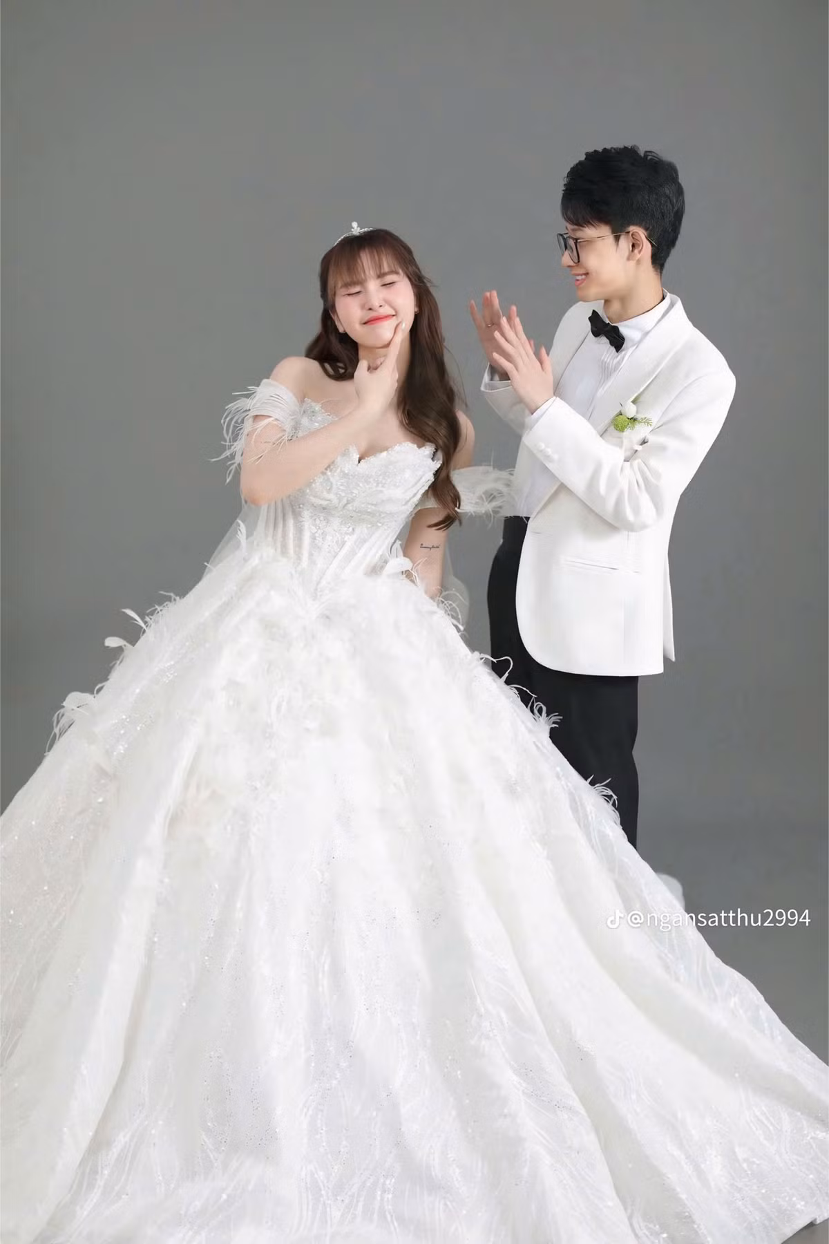 Cặp đôi tạo dáng đáng yêu, ngọt ngào. (Ảnh: Ngân Huỳnh)