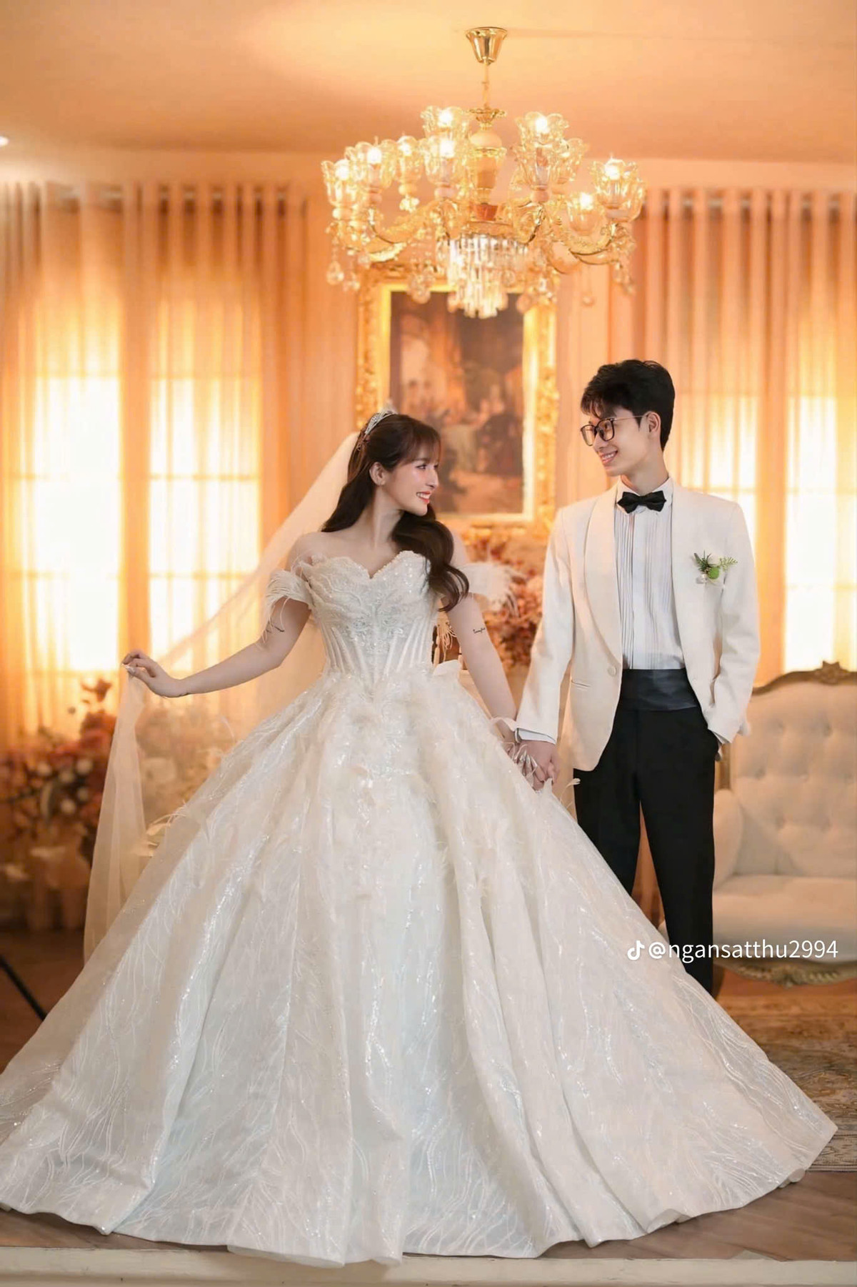 Ngân Sát Thủ thả xích loạt hình cưới kèm dòng trạng thái ngọt ngào: "Thời gian không quan trọng , tuổi tác càng không quan trọng , nhan sắc càng không quan trọng. Quan trọng là lòng người. Hi vọng ở lần yêu này chúng ta hãy thật hạnh phúc và bình an, đừng làm tổn thương em nhé." (Ảnh: Ngân Huỳnh)