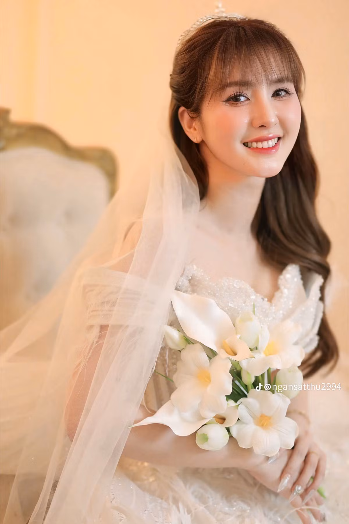 Fan của cô nàng đã gửi lời chúc mừng dưới phần bình luận: ''Chúc mừng cô gái, cuối cùng hạnh phúc cũng đến bên chị rồi", "thương quá, "đừng làm tổn thương em nhé", nghe mà không biết cô gái này đã phải chịu những gì, bình an và luôn hạnh phúc nhé", "theo dõi chuyện tình yêu của bạn này từ lâu, cuối cùng cũng có được hạnh phúc viên mãn rồi". (Ảnh: Ngân Huỳnh)