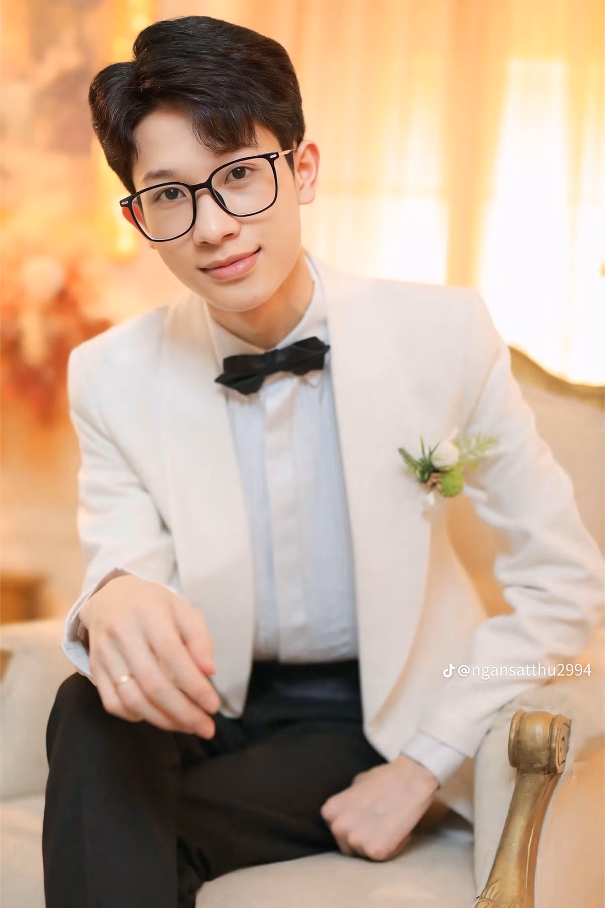 Phan Văn Đông - chồng sắp cưới của cô nàng cũng đã đổi ảnh đại diện là hình cưới của 2 người với dòng trạng thái hóm hỉnh: "Đu idol thành công". (Ảnh: Ngân Huỳnh)