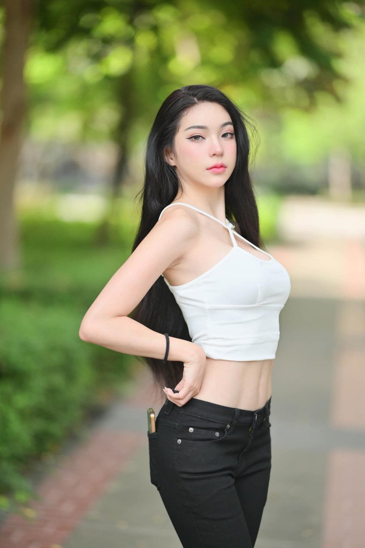 Nhờ tỷ lệ cơ thể cực đẹp, cô nàng có thể cân được mọi phong cách.