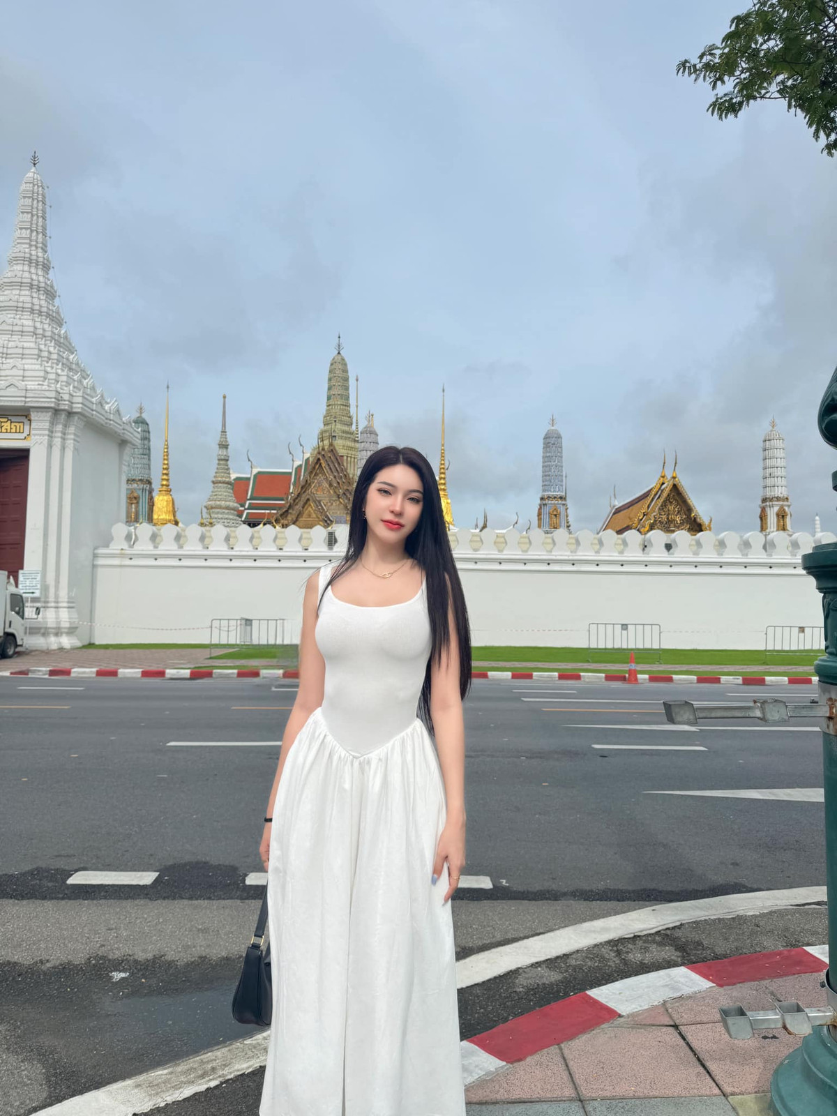 Janet Kanokwan Saesim có gương mặt của người đẹp mang những đường nét thanh tú và khá “tây” như con lai, dẫu mỹ nhân 9x mang dòng máu Thái Lan 100%.