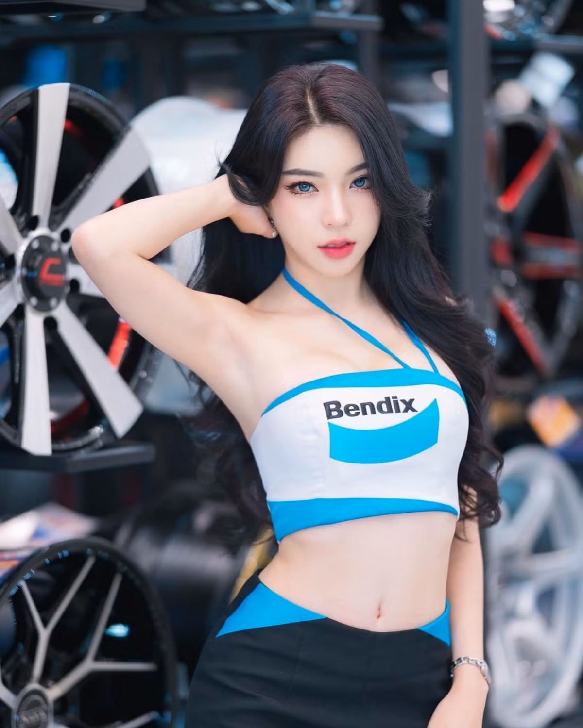 Hình ảnh mới đây của cô nàng trong một show xe hơi.