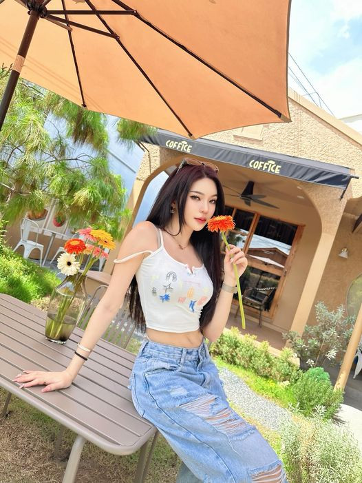 Là một người mẫu xe hơi, cô nàng sở hữu chiều cao 1m65 cùng vóc dáng cuộc nuột với số đo lần lượt 91-58-91.