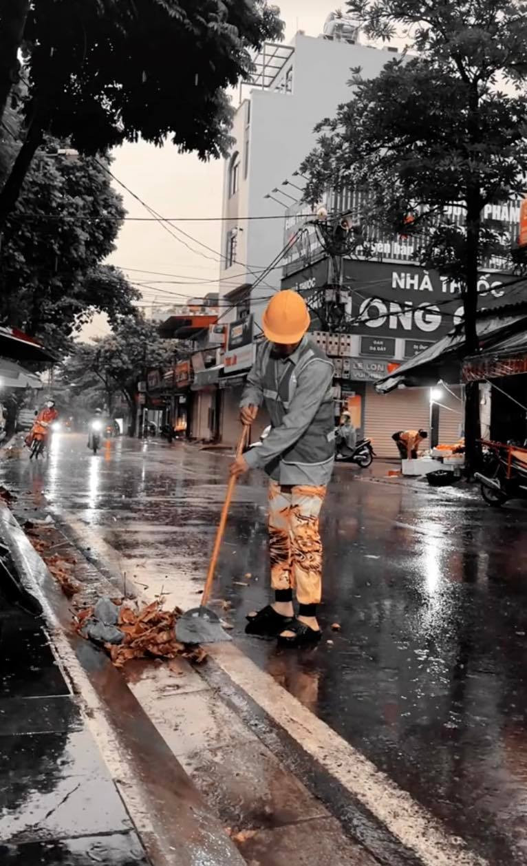 Có thể vì sự duyên dáng của chính chủ, gánh xôi của vợ Dương cực kỳ đắt hàng, bán vài tiếng đã hết.