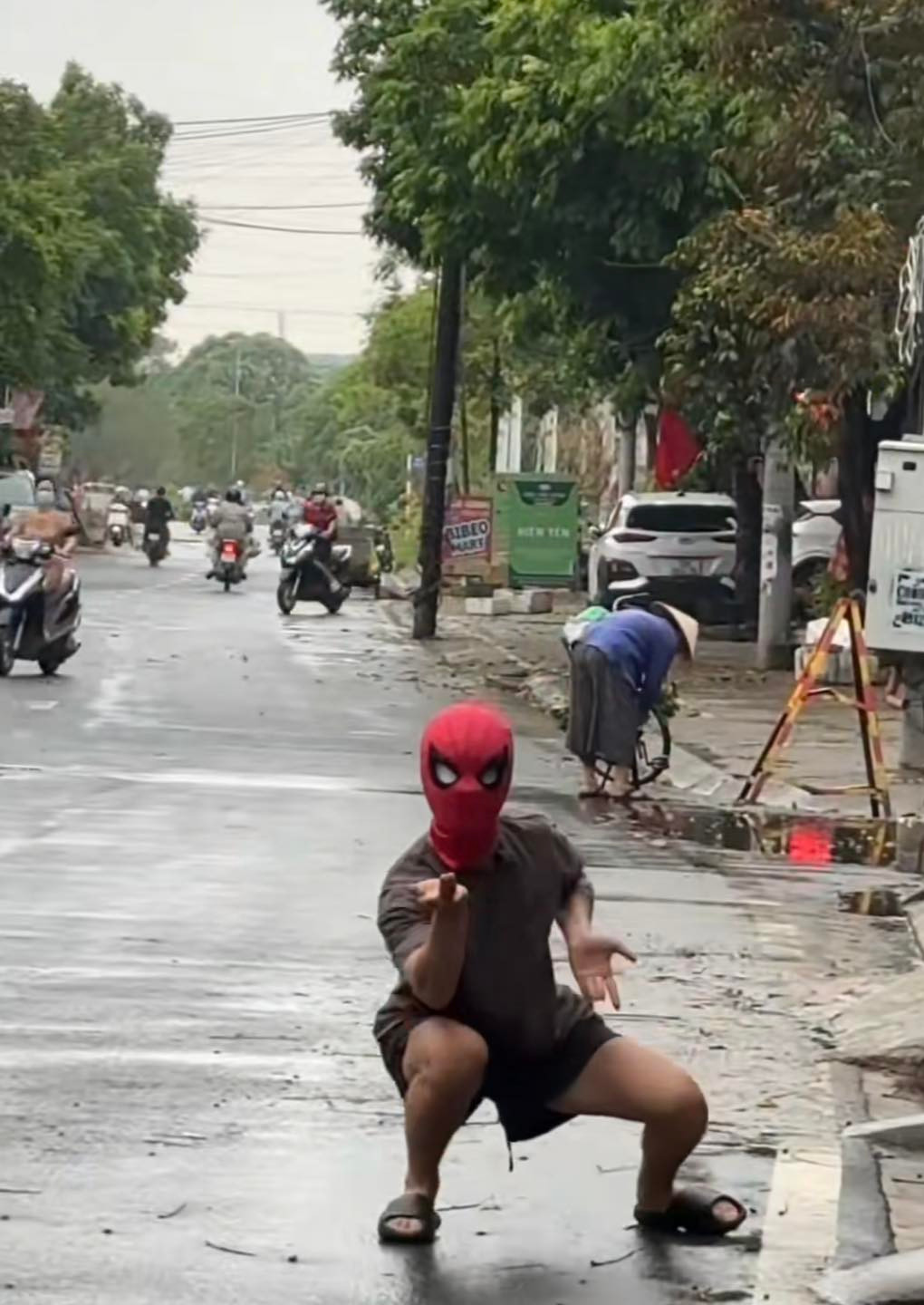 Thậm chí hóa thân thành spider-man như trẻ con...
