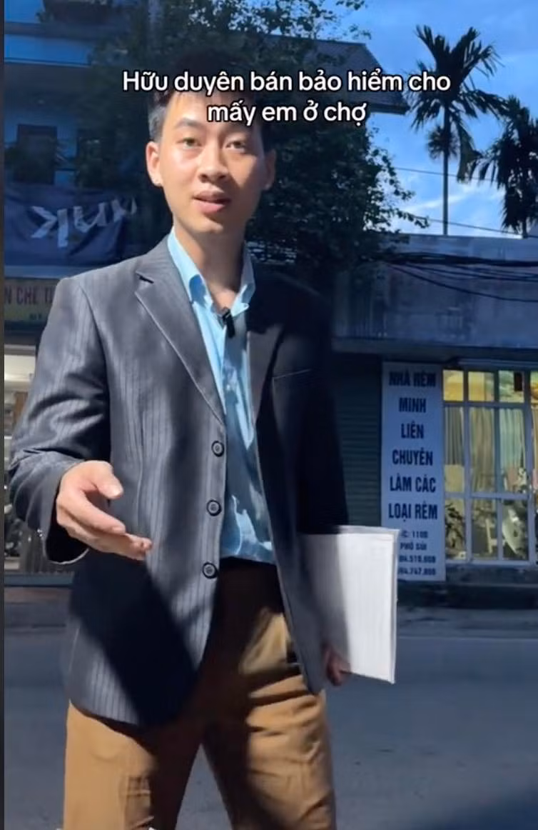 Những video đó thu hút không phải bởi các tình huống, cũng không phải bởi sự hấp dẫn của các món ăn, mà bởi sự xuất hiện khác lạ của anh chồng với những trang phục "ố dề" không hôm nào giống hôm nào.