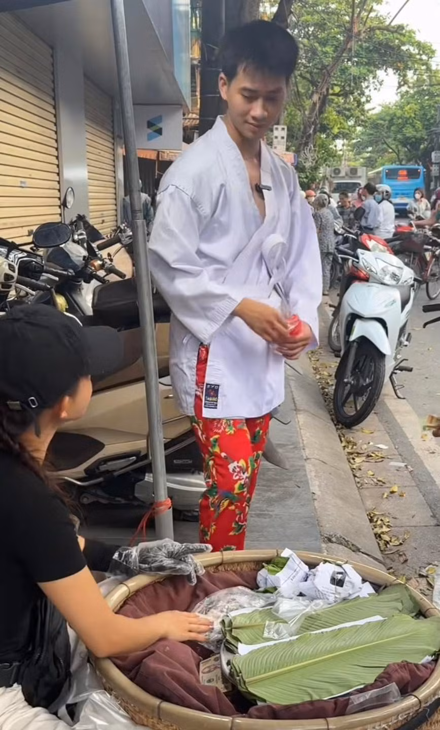 Nhiều người đã bày tỏ vô cùng thích thú với cách Dương trêu chọc vợ, cho rằng anh chàng cực kì dũng cảm: "Lão này gan dạ thật, bộ môn trêu vợ này mà cũng dám dây vào", "chắc chị vợ bất lực lắm", "bán xôi cũng không yên với ông chồng".