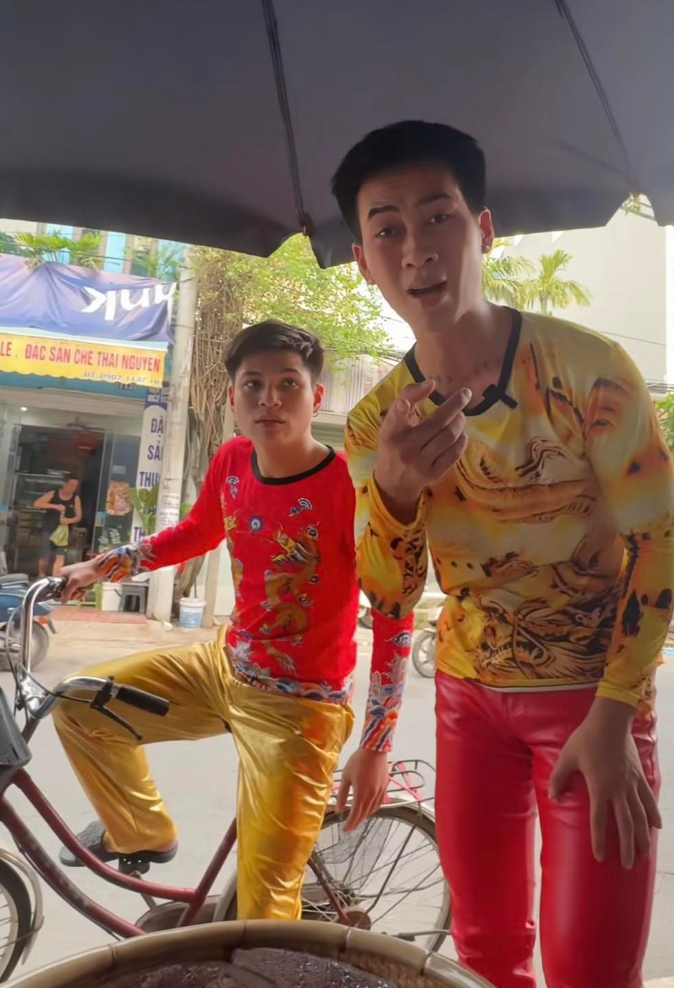 Được biết, Dương tên đầy đủ là Nguyễn Hoàng Dương (SN 1996), là chủ một tiệm cắt tóc nam tại Hà Nội. Vợ của anh là Thảo, công việc chủ yếu là bán hàng và chăm sóc gia đình, con cái.