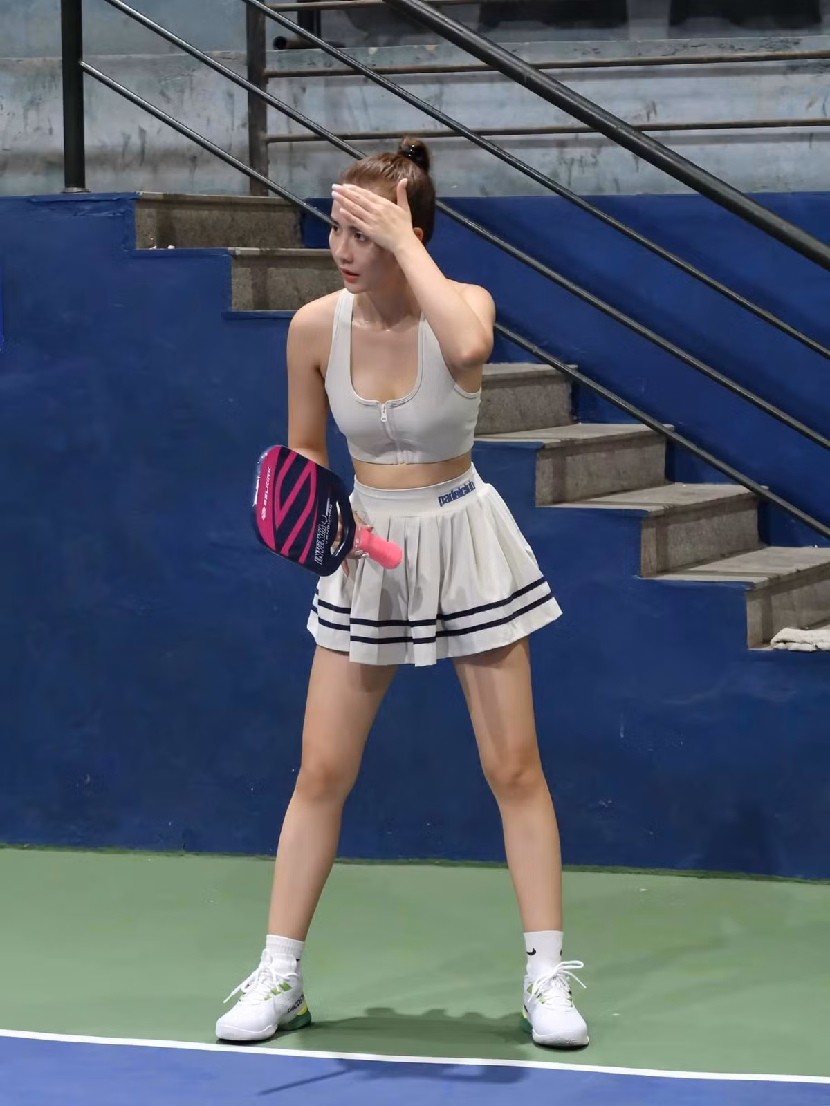 Trước đó, nàng cựu hot girl cùng từng tung loạt ảnh với chân váy trắng tennis xòe kết hợp với áo ôm sát.