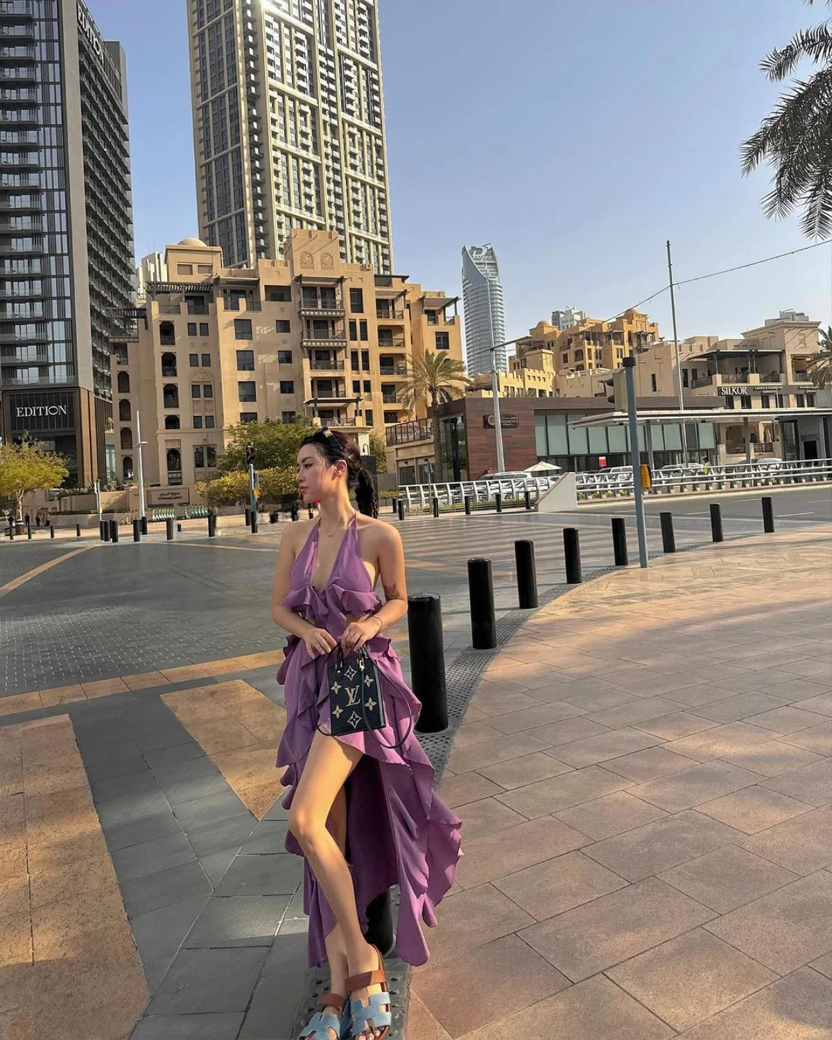 Tăng độ thời thượng, chủ nhân ca khúc Em không tốt như anh nghĩ đâu xách tay dòng túi Peptit Sac Plat Monogram Empreinte gắn nhãn thương hiệu Louis Vuitton. Theo tìm hiểu, mẫu mã này được nhà mốt nước Pháp ra mắt thị trường với giá hơn 50 triệu đồng.