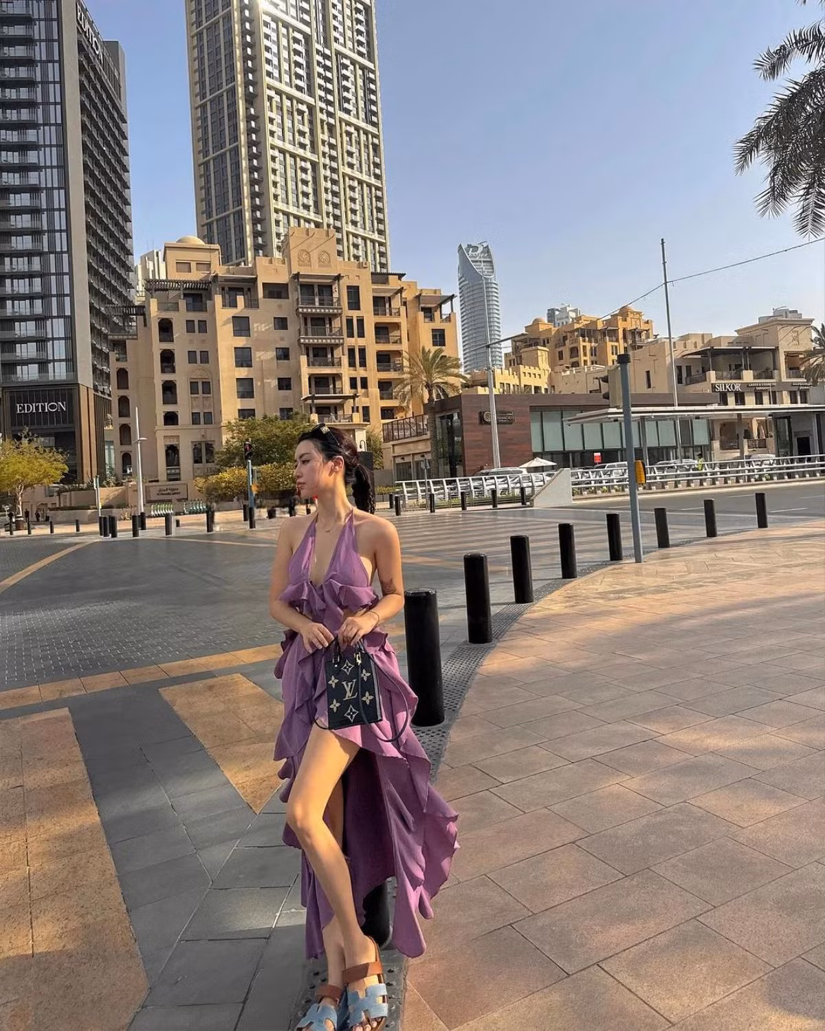 Tăng độ thời thượng, chủ nhân ca khúc Em không tốt như anh nghĩ đâu xách tay dòng túi Peptit Sac Plat Monogram Empreinte gắn nhãn thương hiệu Louis Vuitton. Theo tìm hiểu, mẫu mã này được nhà mốt nước Pháp ra mắt thị trường với giá hơn 50 triệu đồng.