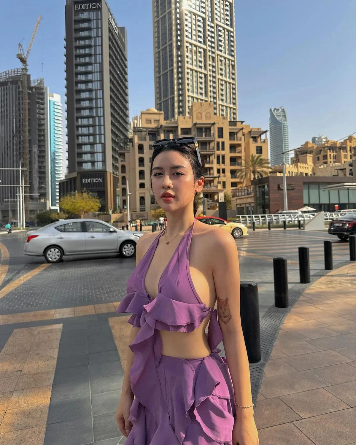 Cô nàng lựa chọn trang phục có phần cắt xẻ táo bạo với mốt không nội y, khoe trọn đường cong cơ thể.