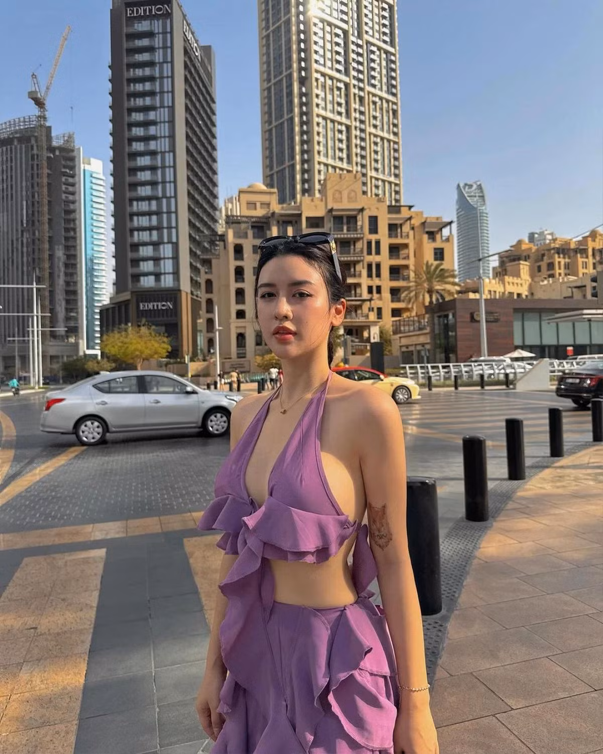 Cô nàng lựa chọn trang phục có phần cắt xẻ táo bạo với mốt không nội y, khoe trọn đường cong cơ thể.