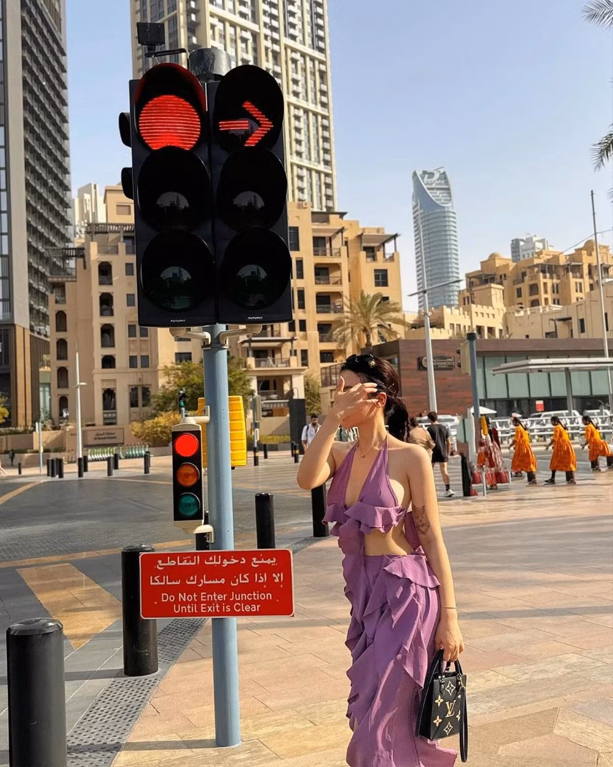 Quyên Qui nổi bật trên đường phố với trang phục mang sắc tím.