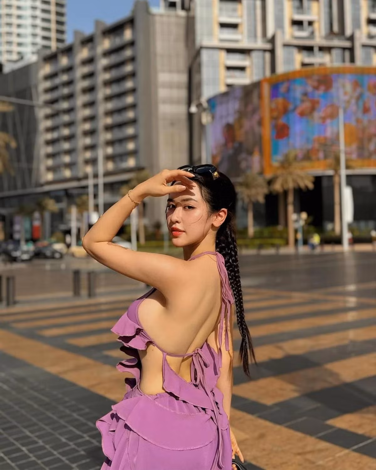 Quyên Qui khéo léo tạo dáng khoe trọn lưng trần.