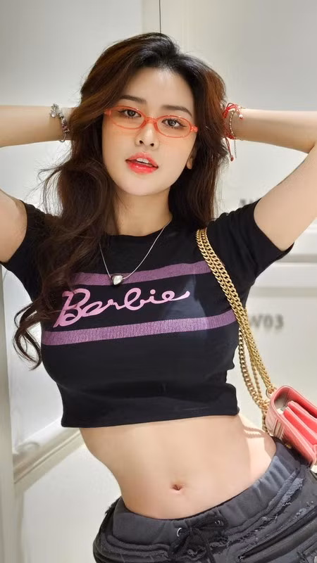 Giữa tháng 8 vừa qua, Quyên Qui thử sức ở vai trò ca sĩ với ca khúc Em không tốt như anh nghĩ đâu. (Ảnh: FBNV)