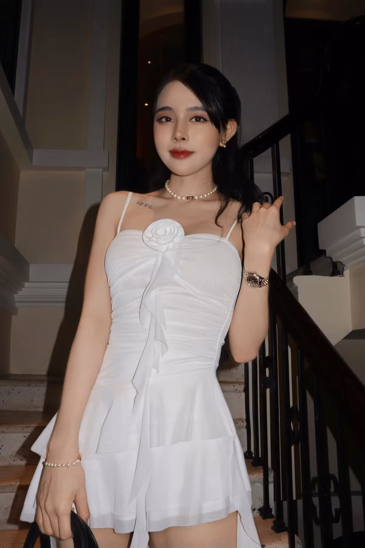 Chẳng mấy kín tiếng, bạn gái Vũ Văn Thanh không ngại đăng tải loạt hình ảnh trên trang cá nhân, sẵn tiện "flex" sự giàu có.