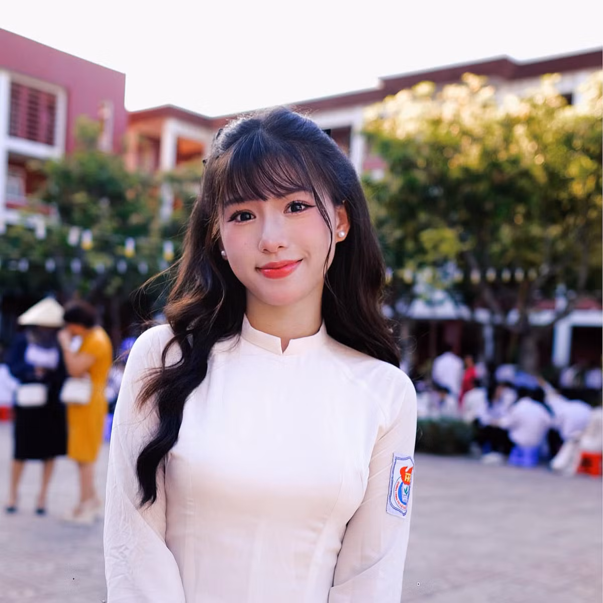 Cô nàng từng được mệnh danh là "hot girl khai giảng", hay "hot girl học đường" bởi vẻ ngoài trong veo của mình.