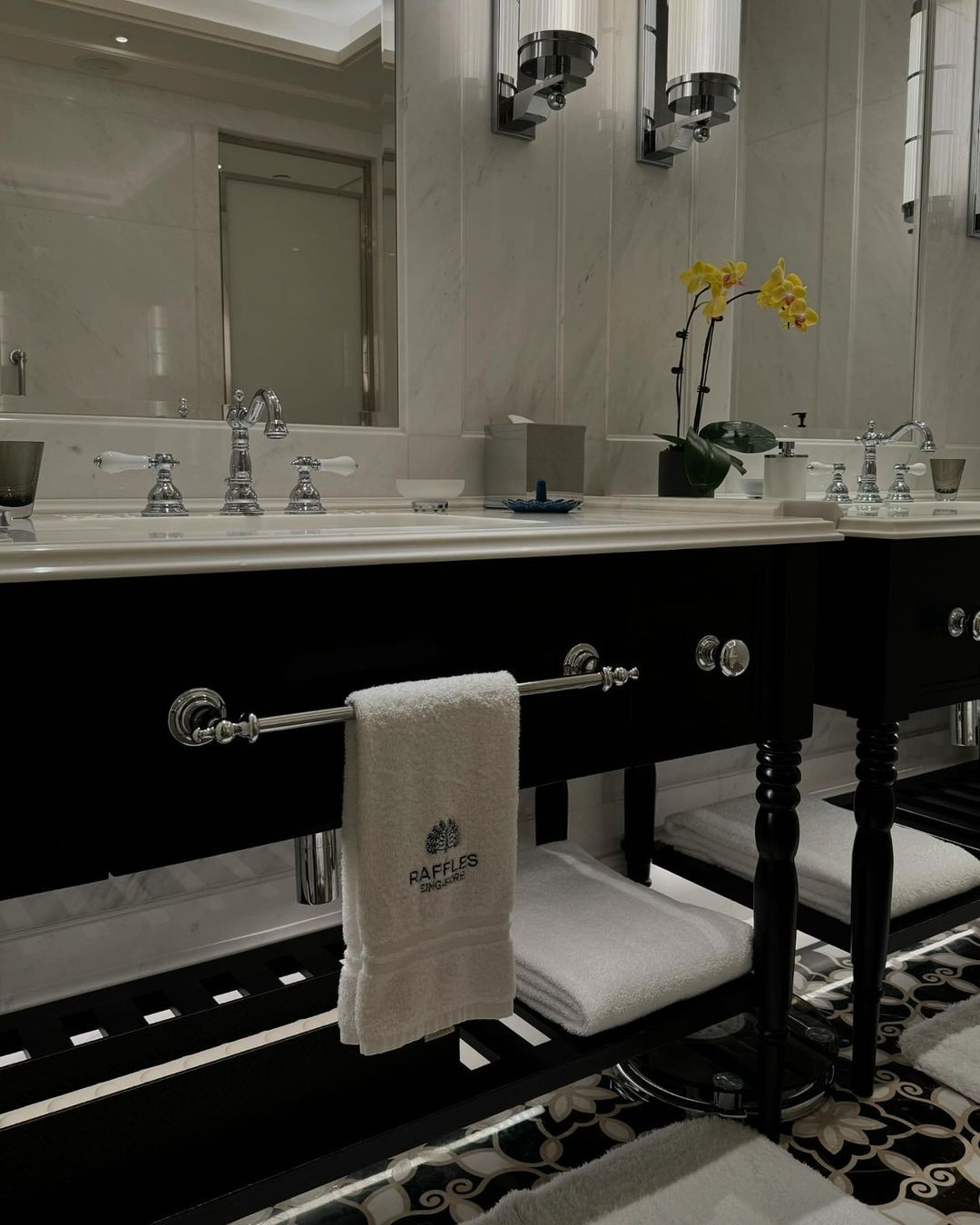 Theo những hình ảnh được chia sẻ, cô nàng lựa chọn ở một khách sạn lâu đời, từng là nơi lưu trú của nhiều người nổi tiếng trên khắp thế giới khi đến Singapore.