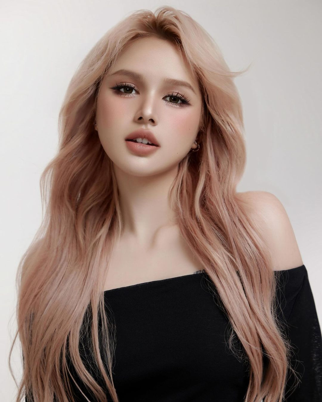 Thời gian gần đây, Xoài Non - Gil Lê còn bị "tóm dính" chuyện đã về ra mắt gia đình. Chuyện tình cảm của cặp đôi nhận được sự ủng hộ từ người hâm mộ.