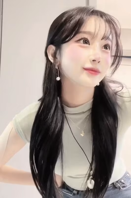 Lee Ju-Eun (sinh ngày 27/4/2004) là nữ hoạt náo viên được yêu thích không chỉ ở Hàn Quốc mà cả khu vực châu Á.