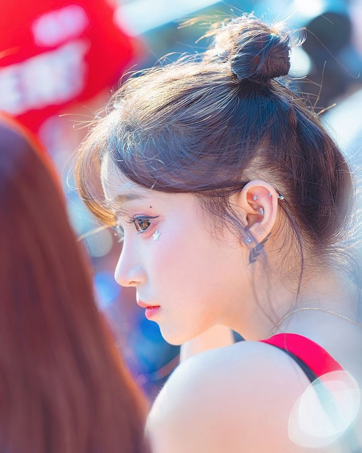 Bức ảnh chụp góc nghiêng của nàng hot girl khiến nhiều người nhầm tưởng đây là sản phẩm của công nghệ AI.