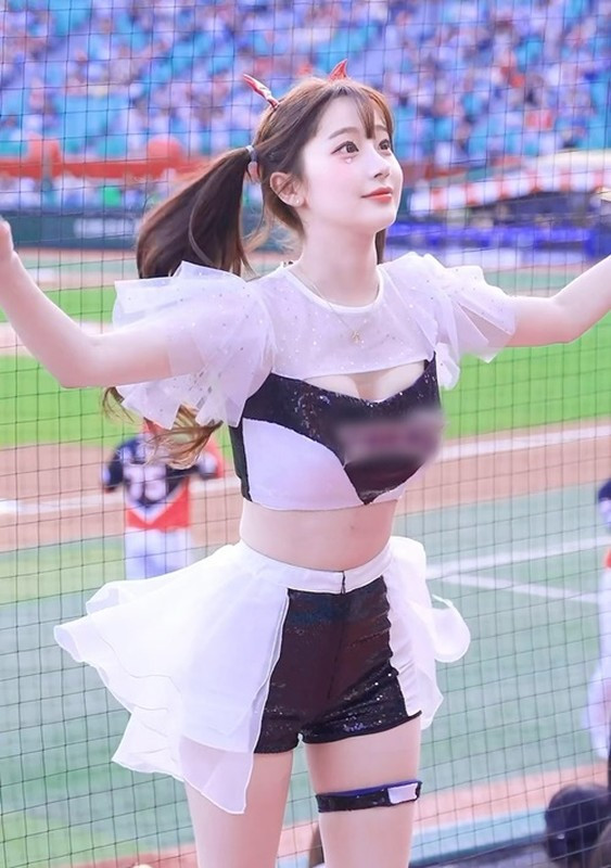 Xuất hiện trên sân cổ vũ trong trận đấu, cô nàng luôn thu hút mọi ánh nhìn từ cổ động viên.