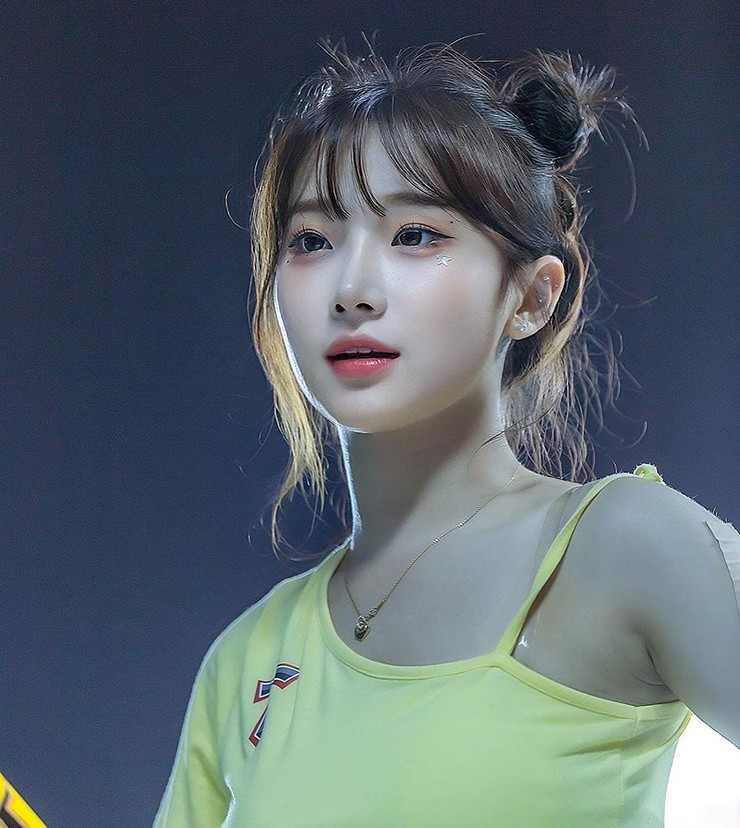 Nổi lên từ một số video trên mạng xã hội với ngoại hình xinh đẹp, động tác dứt khoát đẹp mắt, cô nàng được mệnh danh là "nữ thần cổ động", "thiên thần cổ vũ".