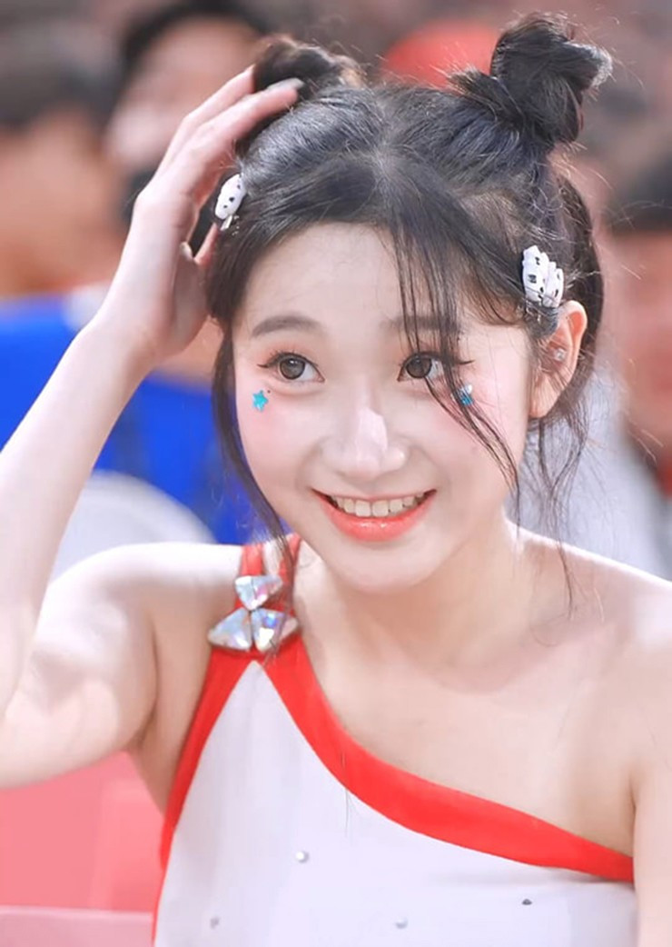 Cô nàng sở hữu gương mặt nhỏ xinh xắn với ngũ quan nhỏ nhắn.