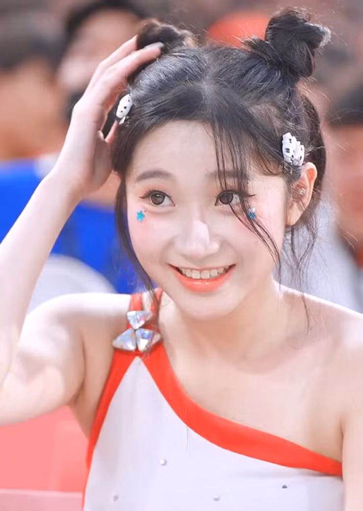 Cô nàng sở hữu gương mặt nhỏ xinh xắn với ngũ quan nhỏ nhắn.