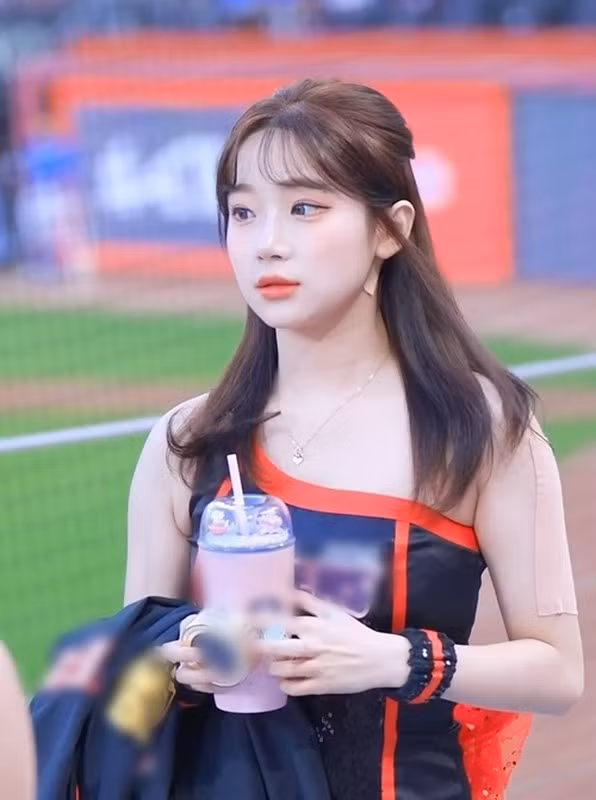 Hot girl Hàn có tính cách hồn nhiên, nhí nhảnh đúng với độ tuổi đôi mươi.