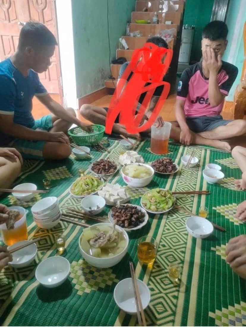 Thế nhưng nhiều người đã chụp màn hình và đăng tải lên nhiều hội nhóm, gây ra tranh cãi với các luồng ý kiến trái chiều.