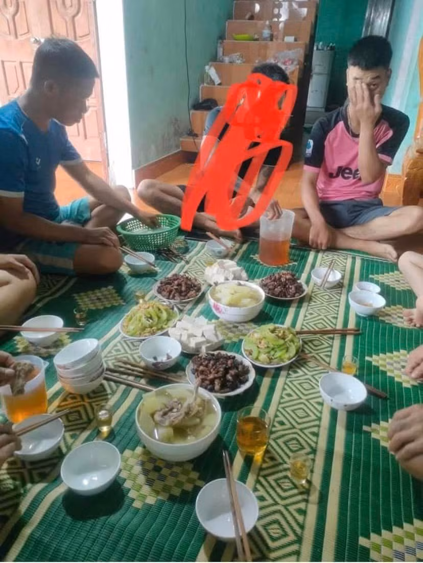 Thế nhưng nhiều người đã chụp màn hình và đăng tải lên nhiều hội nhóm, gây ra tranh cãi với các luồng ý kiến trái chiều.