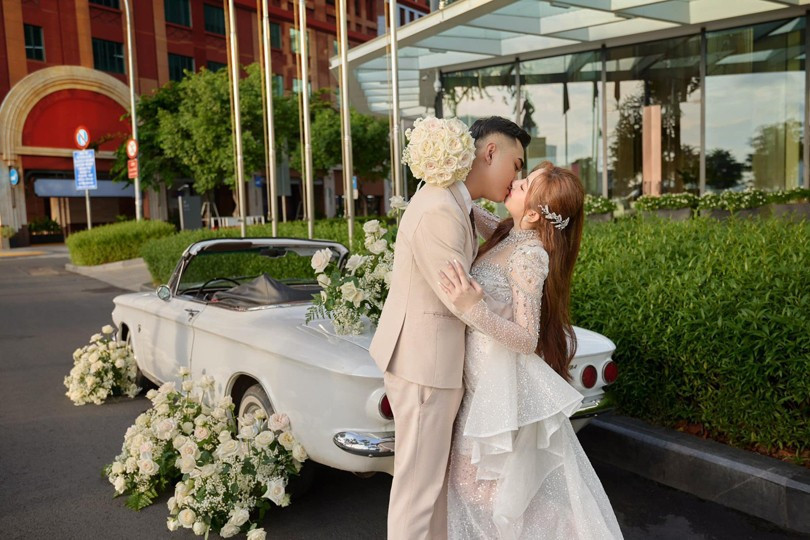 Được biết, cô dâu – chú rể trong đám cưới này là Minh Thư (SN 2004, quê Bến Tre) và Minh Đức (SN 2001, quê An Giang). Đám cưới của cặp đôi diễn ra hôm 11 - 12/9 nhưng gần đây video cưới mới được chia sẻ.