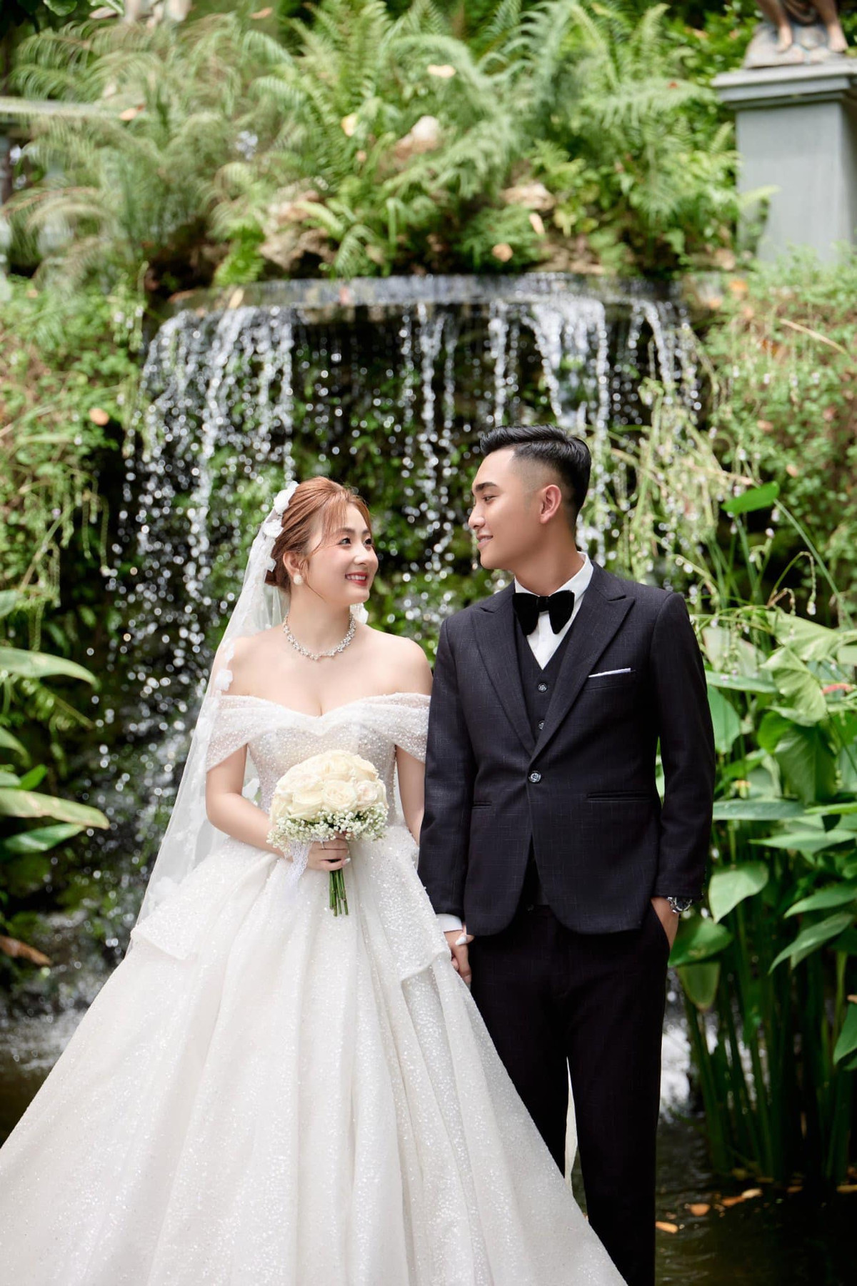 Nhan sắc xinh đẹp của cô dâu trong ngày cưới cũng khiến nhiều người xuýt xoa.