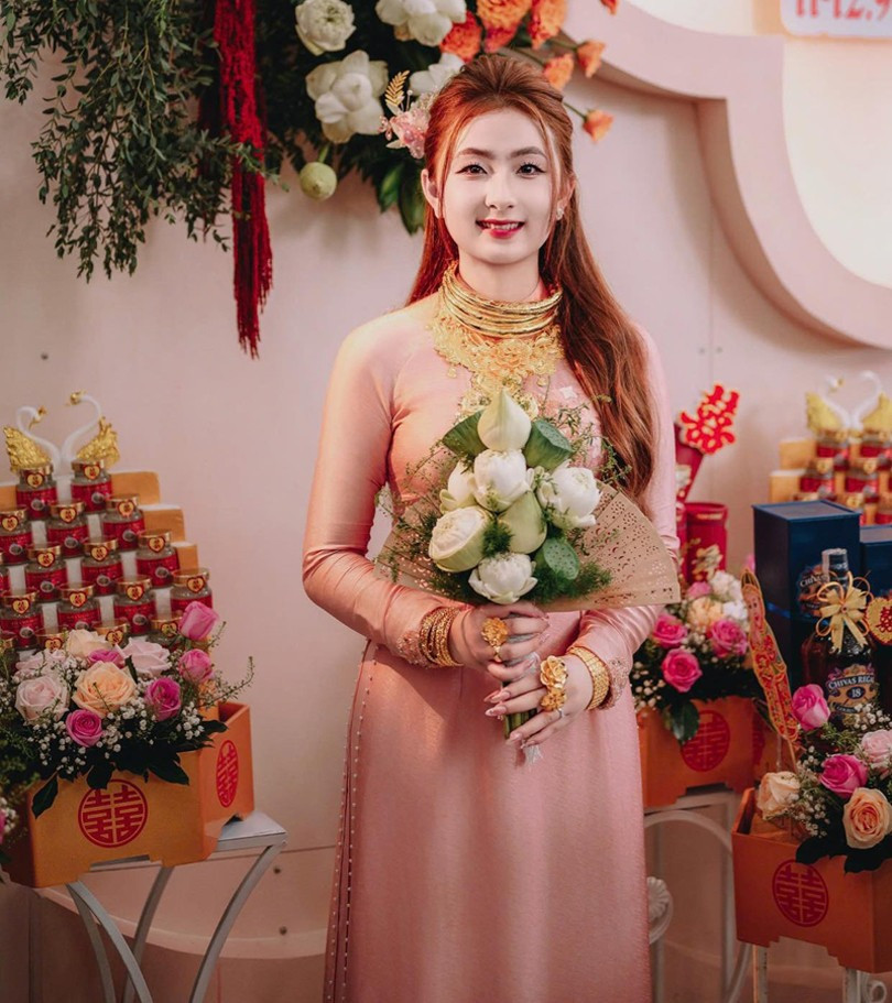 Theo đó, trong khi làm lễ cưới, cô dâu được gia đình 2 bên trao cho một loạt trang sức bằng vàng, nàng dâu đeo vàng đầy cổ, tay trong đó có những chiếc vòng vàng, nhẫn vàng “khủng” được thiết kế tinh xảo khiến nhiều người xuýt xoa.